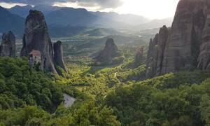 Hiken naar de Meteora Kloosters Hiken naar de Meteora Kloosters